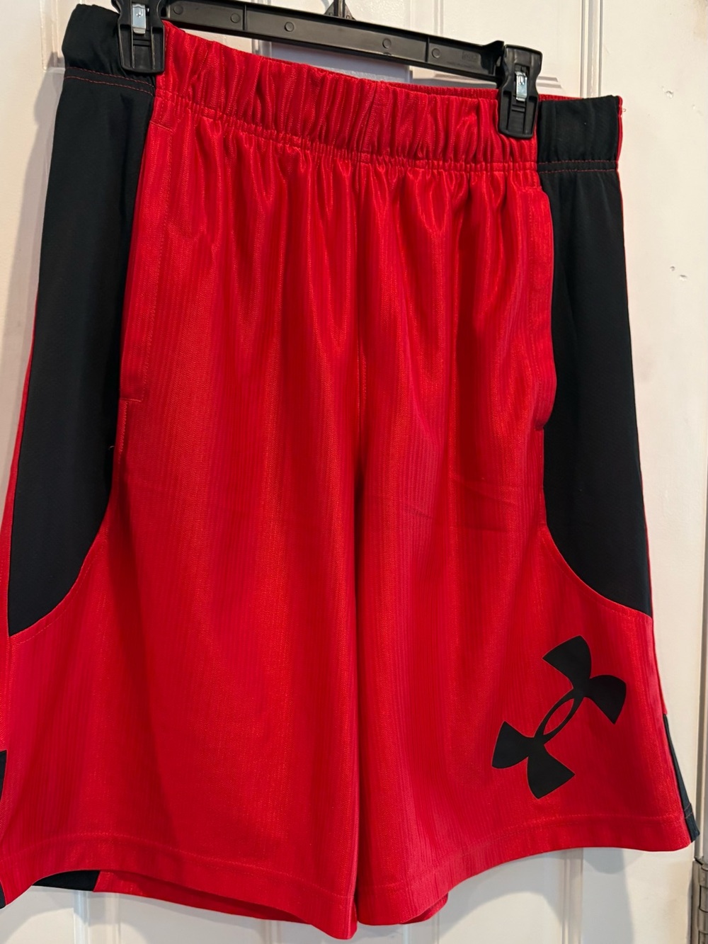 Men’s Under Armour Red and Black Performance Shorts. Size L